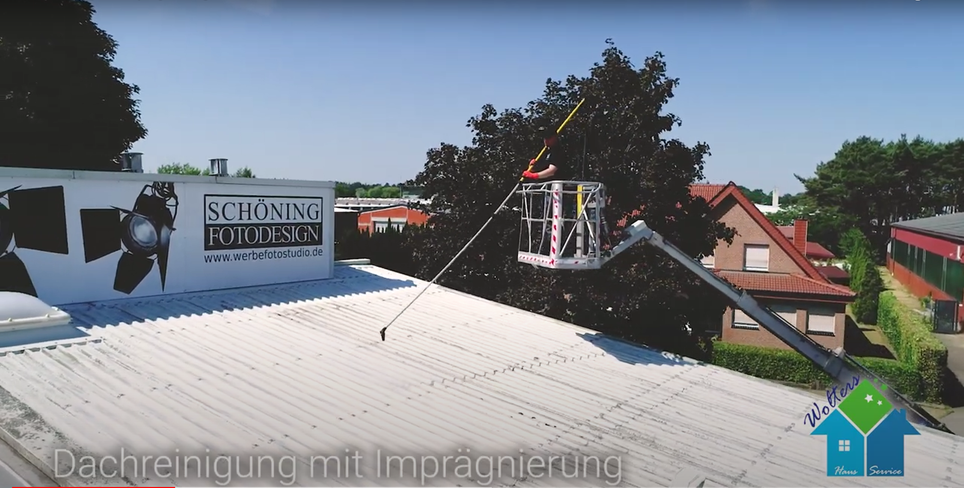 Professionelle Tiefenreinigung der Dachfl&auml;che mit spezialisierter Teleskop-Technik.